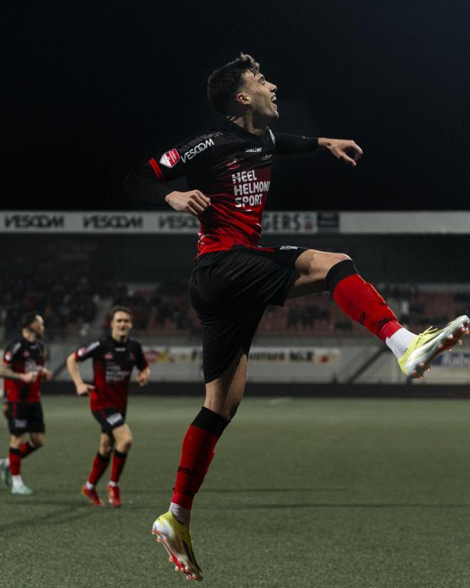 Álvaro Marín, delantero cedido por el Athletic, celebra un gol (Foto: Helmond Sport).