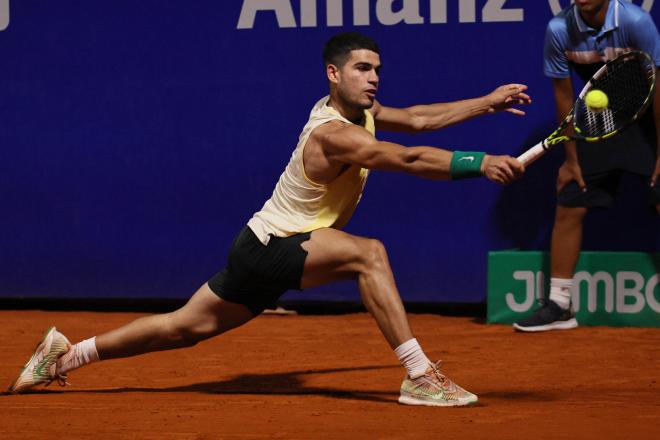 Carlos Alcaraz, en un punto de la semifinal del Argentina Open ante el chileno Nicolás Jarry (Foto: EFE).