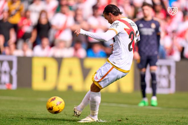 Raúl de Tomás dispara a gol en el Rayo-Real Madrid (Foto: RVM).