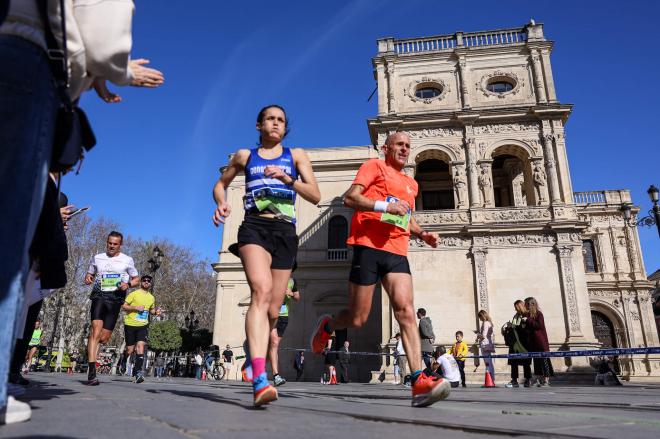 La Maratón de Sevilla, a su paso por el Ayuntamiento.