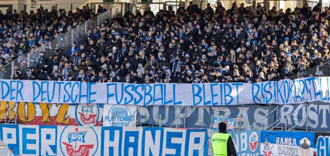 Protestas en un partido de la Bundesliga. (Foto: Cordon Press).
