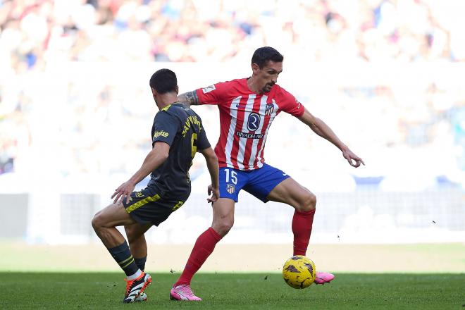 Stefan Savic contral un balón en el Atlético-Las Palmas (Foto: Cordon Press).