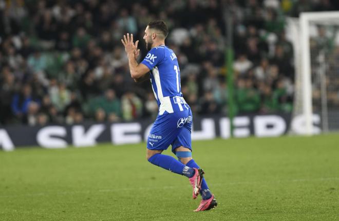 Luis Rioja, ovacionado en el Villamarín (Foto: Kiko Hurtado).