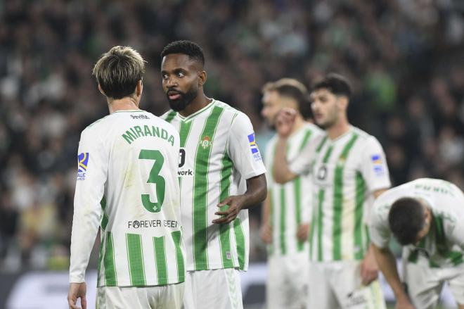 Cédric Bakambu habla con Juan Miranda (foto: Kiko Hurtado).