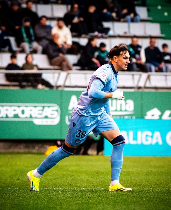 Carlos Espí en su debut con el Levante ante el Racing de Ferrol en A Malata. (Foto: LUD)