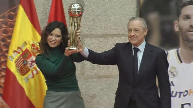 Florentino Pérez le otorga el trofeo de la Copa del Rey a Isabel Díaz Ayuso