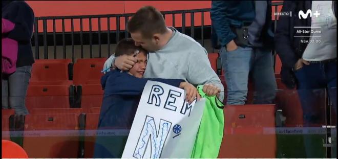 La emoción de un niño y su padre al recibir la camiseta de Remiro.