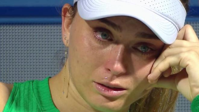 Las lágrimas de Paula Badosa tras retirarse del  WTA 1000 de Dubai.