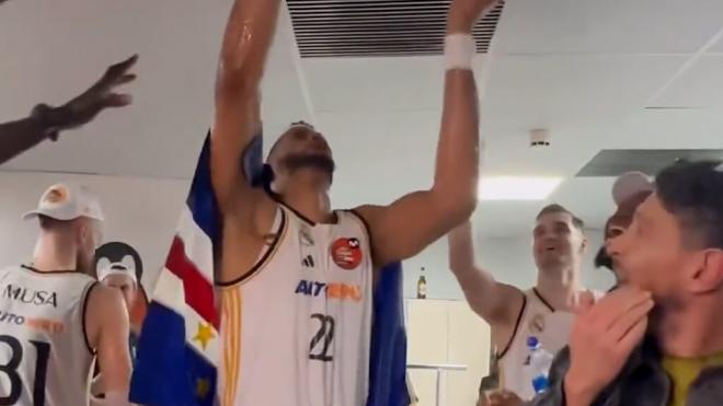 Edy Tavares intentando arreglar el techo