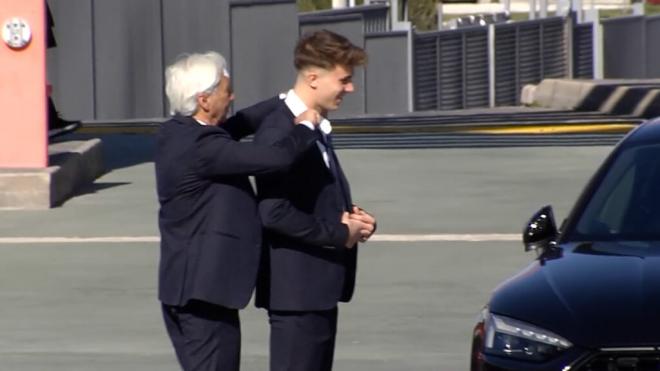 Un empleado del Atlético de Madrid ayudando a Pablo Barrios con su corbata