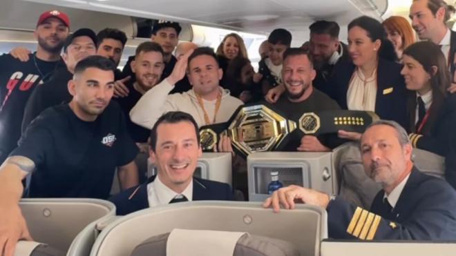 Ángle Gaitán con el cinturón de Ilia Topuria en el avión de vuelta a España (Foto: @angel_gaitan_oficial).