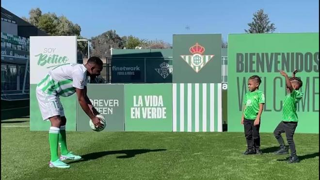 Bakambu juega con sus hijos en el césped.