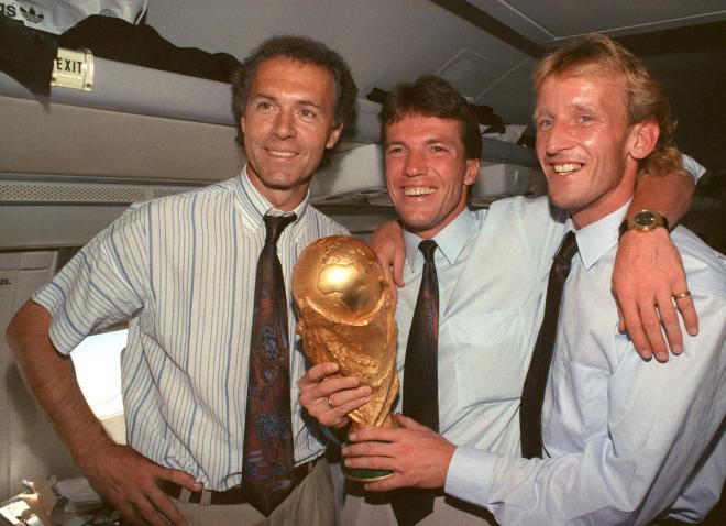 Franz Beckenbauer, Lothar Matthäus y Andreas Brehme, con la Copa del Mundo de 1990. (Foto: Cordon