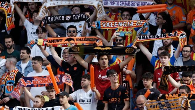 La afición del Valencia, durante un partido en Mestalla (Foto: EFE)