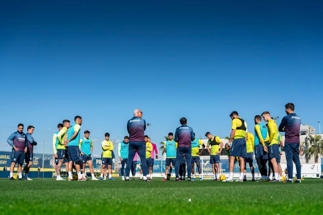 Marcelino da una charla a los jugadores del Villarreal (Foto: Villarreal CF).