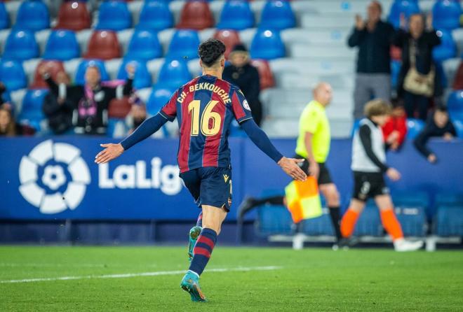 Bekkouche celebrando un gol en el Ciutat de Valencia frente al Patacona. (Foto: LUD)