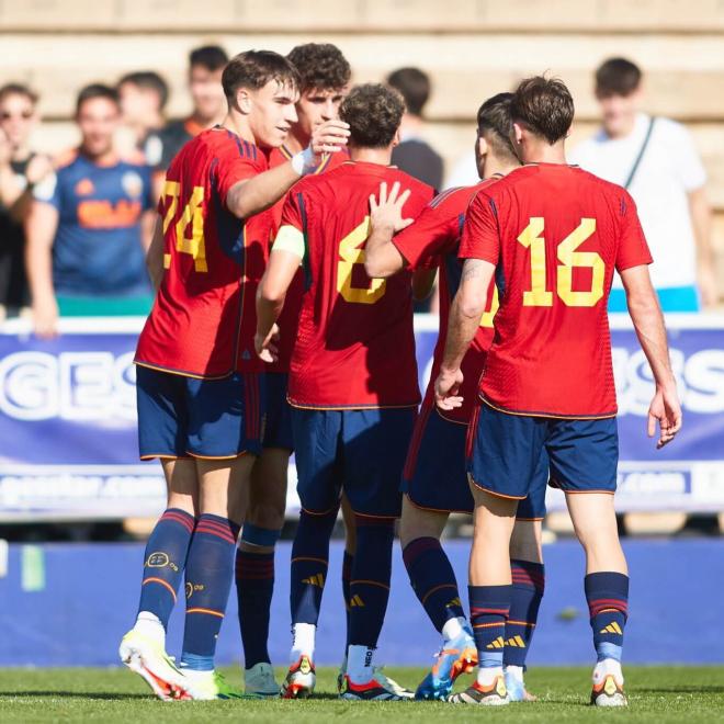 Carlos Espí celebra un gol con la selección española sub_19. (Foto: LUD)