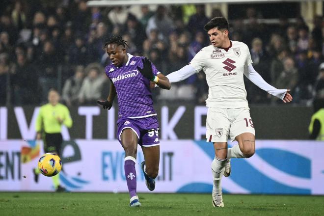 Christian Kouame durante un partido de la Serie A entre la Fiorentina y el Génova (Foto: Cordon Press)