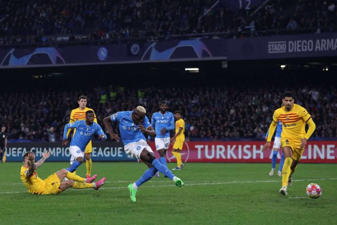 El gol del empate de Victor Oshimen en el Nápoles-Barça (Foto: Cordon Press).