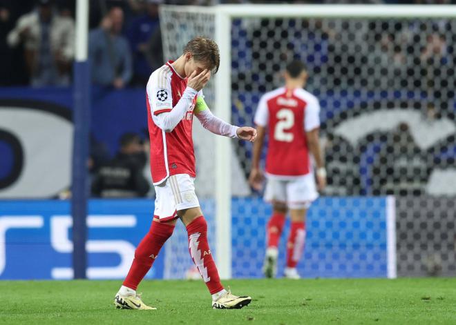 Martin Odegaard se lamenta de la derrota en el Oporto-Arsenal (Foto: Cordon Press).