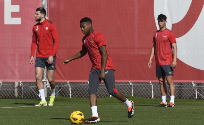 Idumbo en un entrenamiento del Sevilla FC (foto: Kiko Hurtado).
