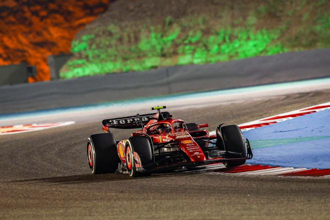 Carlos Sainz domina en el segundo día de test en Baréin