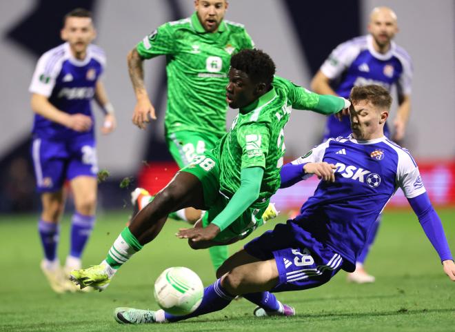 Assane Diao, en el Dinamo Zagreb-Betis (Foto: Reuters).