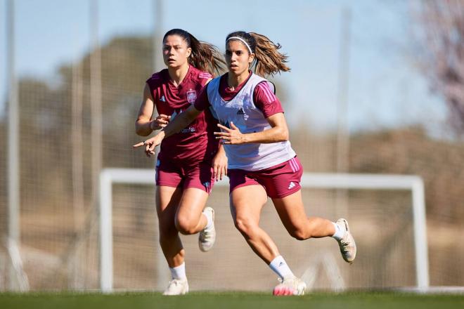 Alba Redondo y María Méndez, del Levante Femenino, en un entrenamiento con la selección española. (Foto: @SEFutbolFem)