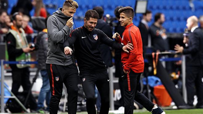 Diego Simeone, junto a dos de sus hijos en el Atlético. (Foto: Cordon Press).