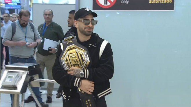 Ilia Topuria abrazado a su cinturón de campeón de UFC en su llegada a España.