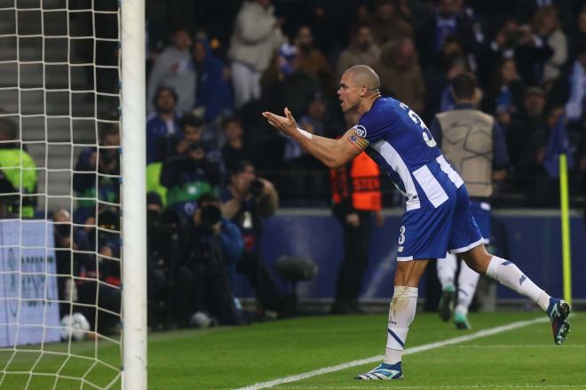 Pepe celebra un gol con la camiseta del Oporto. (Foto: Cordon Press).