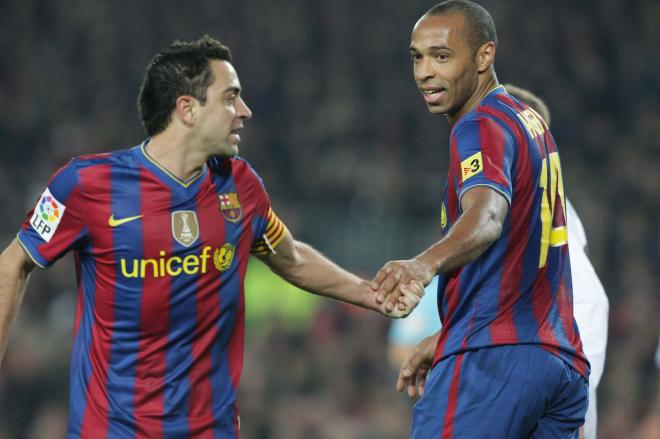 Xavi Hernández y Henry en el FC Barcelona. (Fuente: Cordon Press)