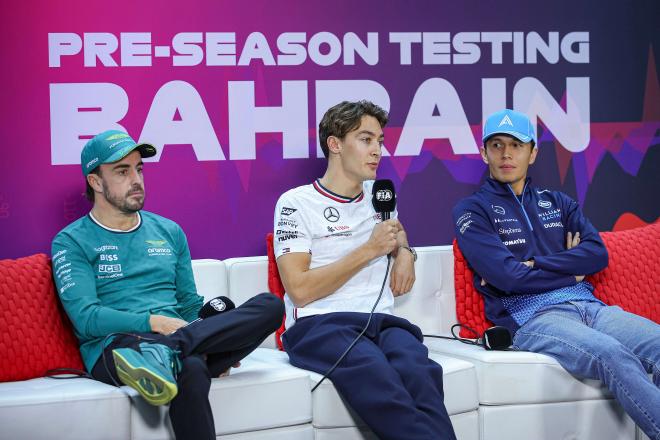 Fernando Alonso y George Russell, en los test de Bahréin (Foto: Cordon Press).