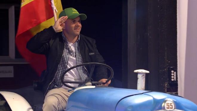 Ángel Gaitán entra en 'Horizonte', el programa de Iker Jiménez, a bordo de un tractor (Captura: