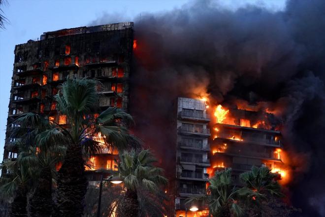 Imagen del edificio en llamas durante el incendio (Foto: Europa Press).