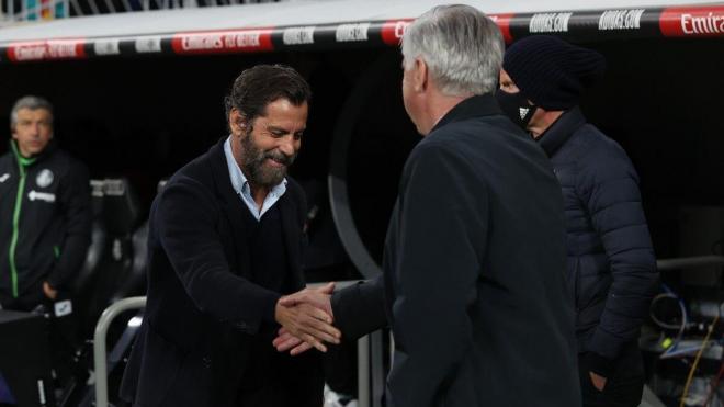 Quique Sánchez Flores, saludando a Ancelotti (Foto: EFE).