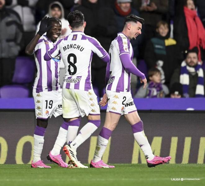 Monchu Rodríguez y Amath Ndiaye celebran uno de los goles frente al Real Oviedo
