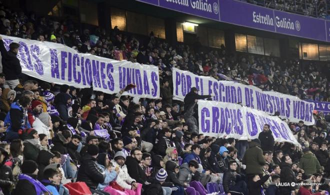 Pancarta de la afición del Real Valladolid en agradecimiento a la del Real Oviedo.