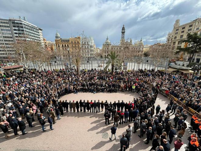 Valencia CF y Levante UD, presentes en el minuto de silencio por las víctimas del incendio