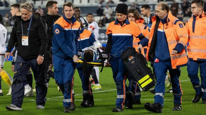 Alberth Elis fue retirado en camilla del terreno de juego (Foto: @GirondinsPolska).