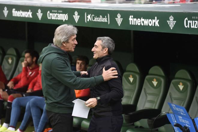 Manuel Pellegrini saluda a Ernesto Valverde (foto: Kiko Hurtado).