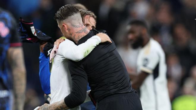 El abrazo de Sergio Ramos y Modric tras el partido