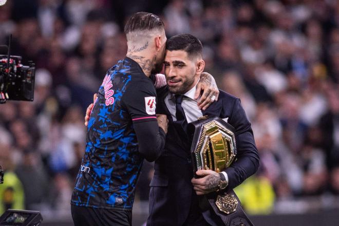 Ilia Topuria y Sergio Ramos abrazándose durante el homenaje del Bernabéu al luchador de la UFC (Foto: Cordon Press)