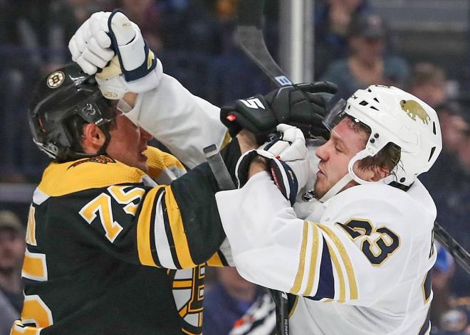 Imagen de una pelea entre Sam Reinhart y Connor Clifton en la NHL (Foto: Europa Press).