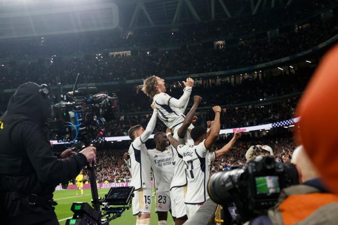 Celebración de Luka Modric tras marcar en el Real Madrid-Sevilla (Foto: EFE).