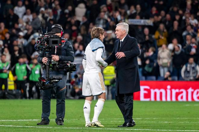 Carlo Ancelotti abraza a Luka Modric tras el Real Madrid-Sevilla (Foto: Cordon Press).