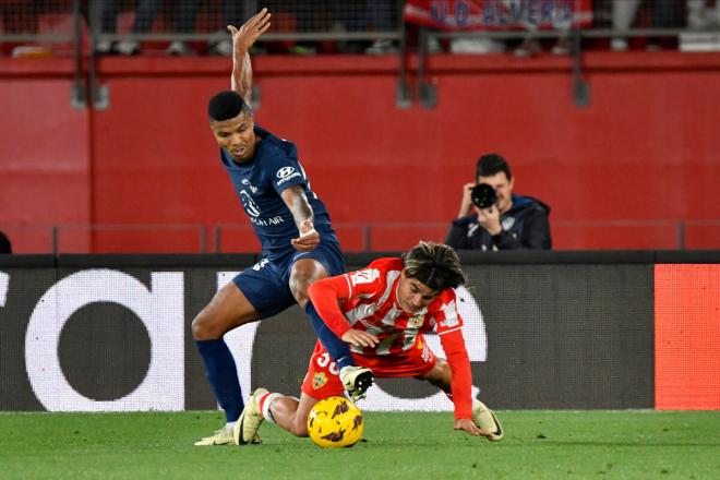 Reinildo Mandava pelea un balón en el Almería-Atlético de Madrid (Foto: EFE).