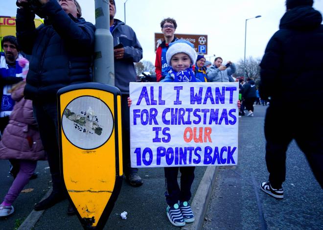 Una aficionada del Everton muestra una pancarta sobre la sanción. (Fuente: Cordon Press)