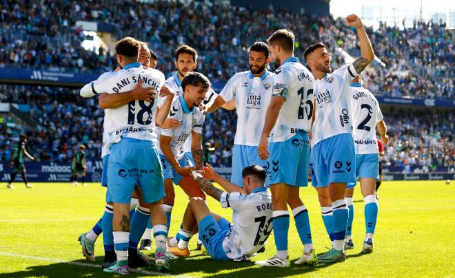 Celebración de un gol del Málaga ante la parroquia blanquiazul. (MCF)