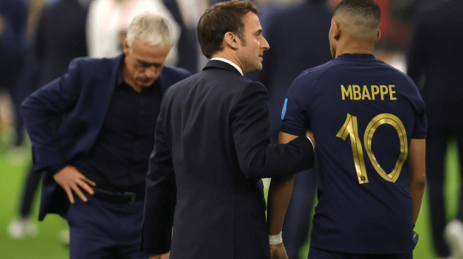 Emmanuel Macron consuela a Mbappé tras la final del Mundial (Foto: EFE).